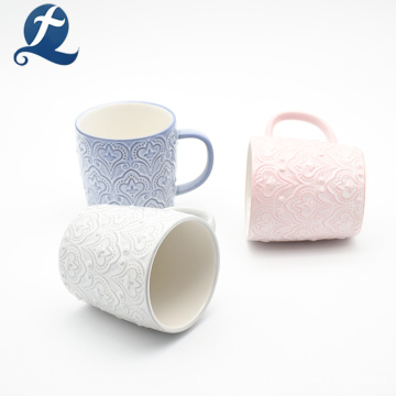 Taza de cerámica de la taza del alivio del diseño moderno de las ventas calientes con la manija